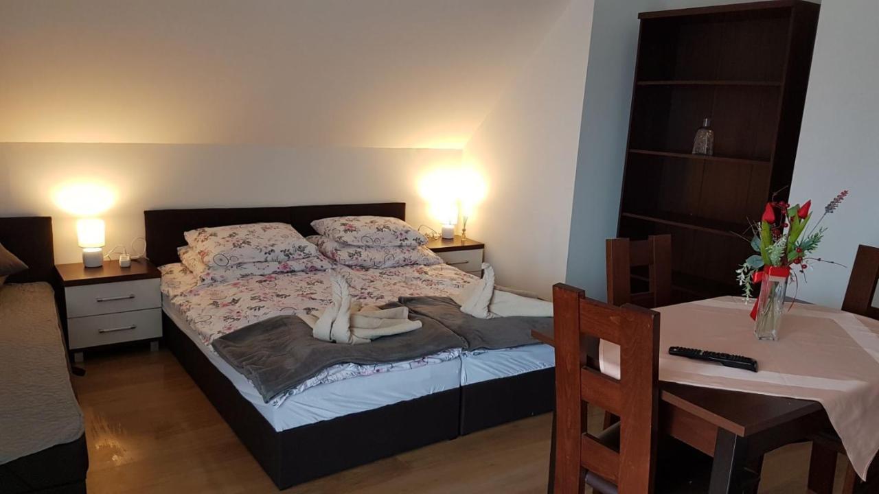 E&S_ Apartament Міліч Екстер'єр фото